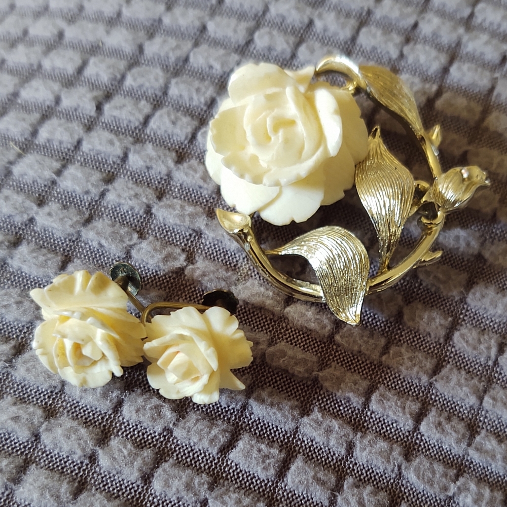 White ROSE Lisner Vintage Signed Demi Parure Gold Earrings Broach Pin - Picture 11 of 13